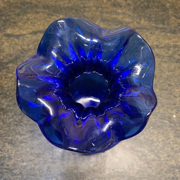 VINTAGE | Blue Glass Ruffle Vase - Picture 2 of 7